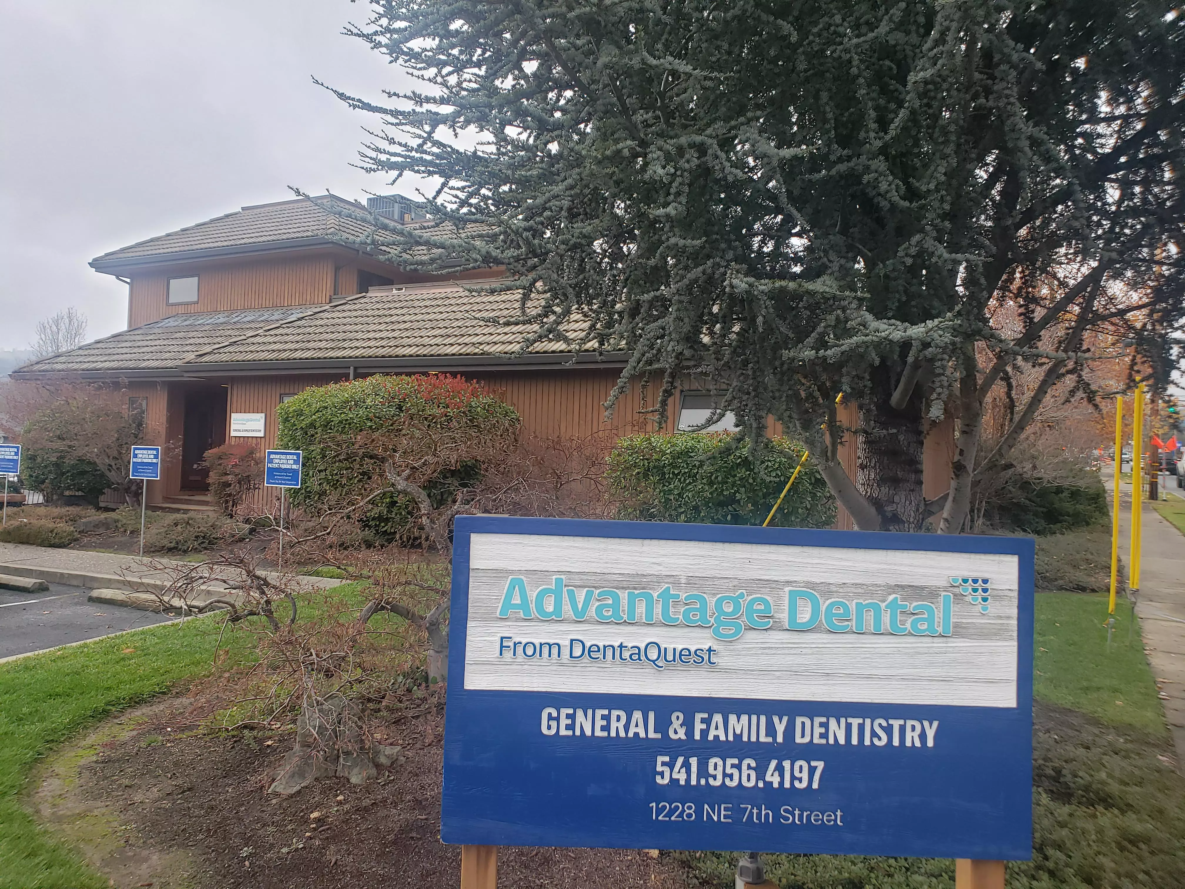 Advantage Dental+ Grants Pass storefront.