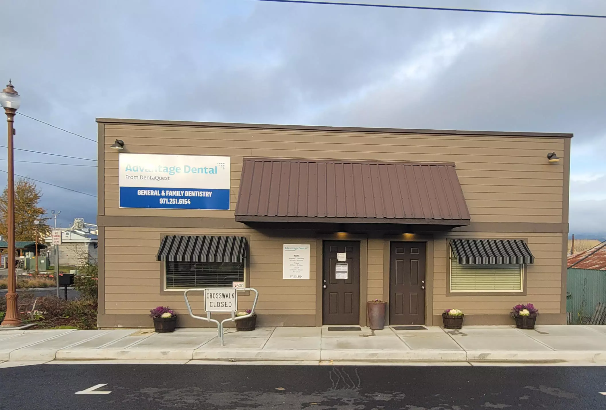 Advantage Dental+ Rainier storefront.