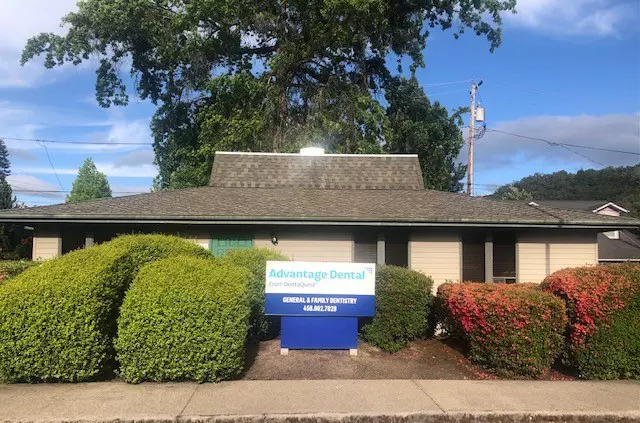 Advantage Dental+ Roseburg Harvard Ave storefront.