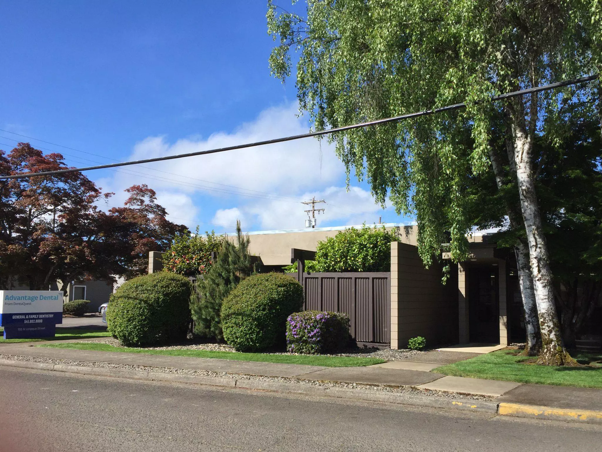 Advantage Dental+ Sutherlin storefront.