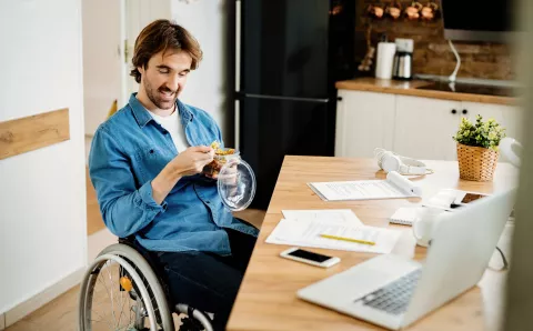 A man eating lunch prepared at home during the work day.